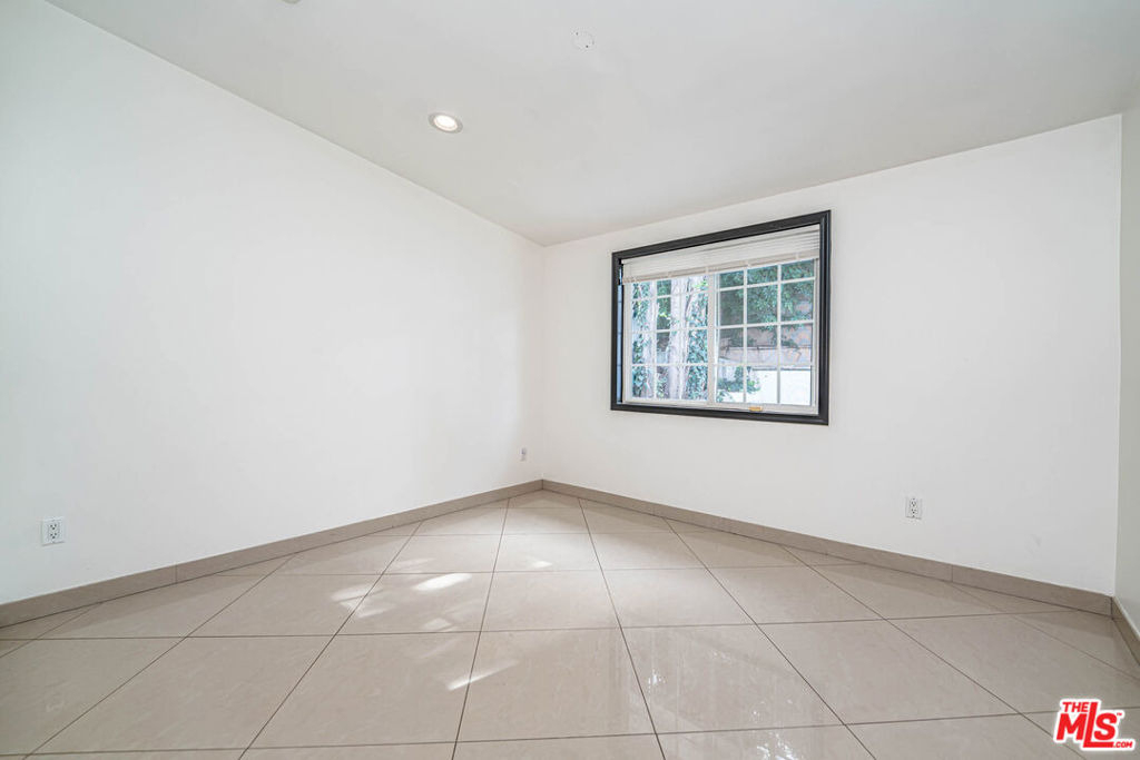 20746 Clarendon Street - Photo 31