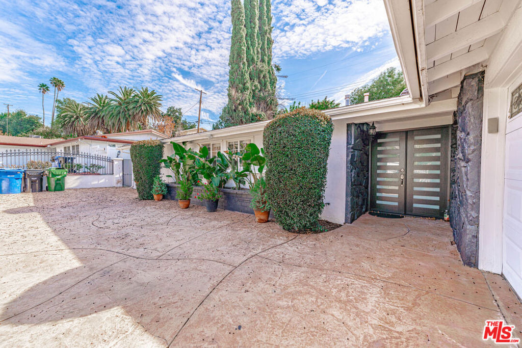 20746 Clarendon Street - Photo 6