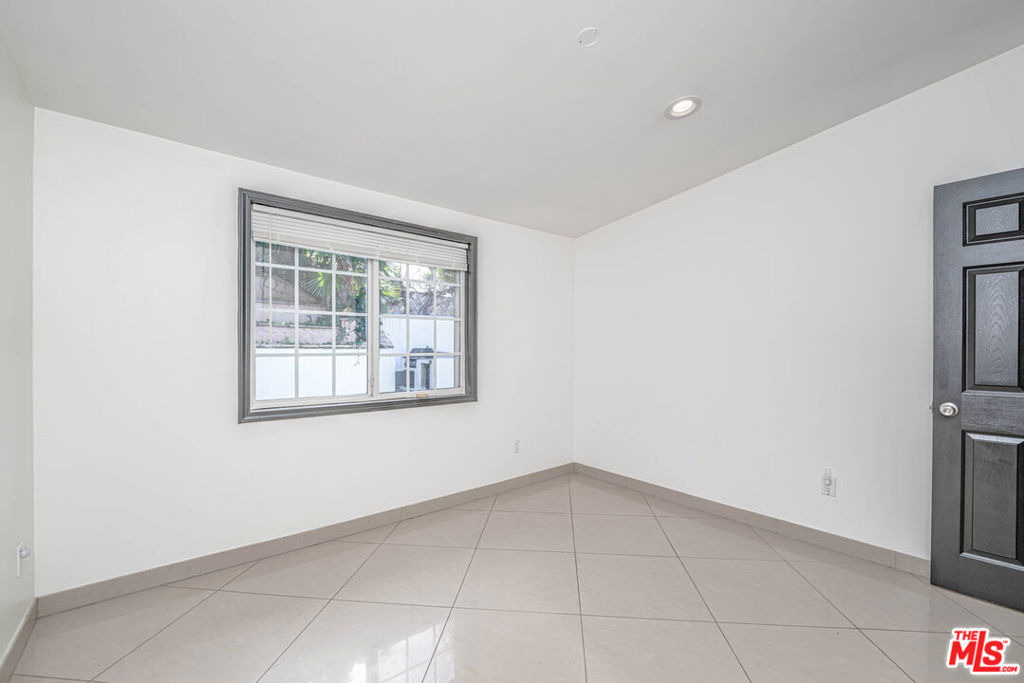 20746 Clarendon Street - Photo 30