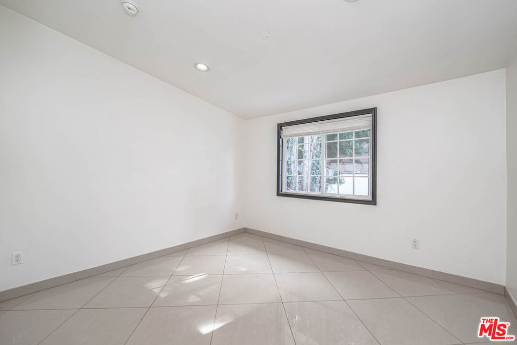 20746 Clarendon Street - Photo 32