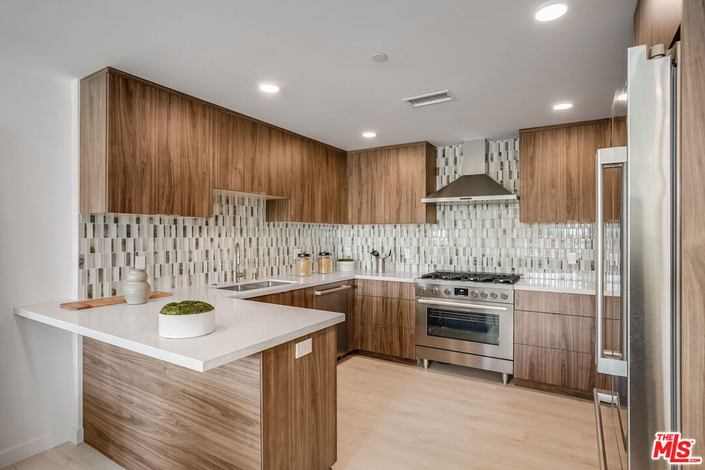 1021 S Shenandoah Street - Photo 3