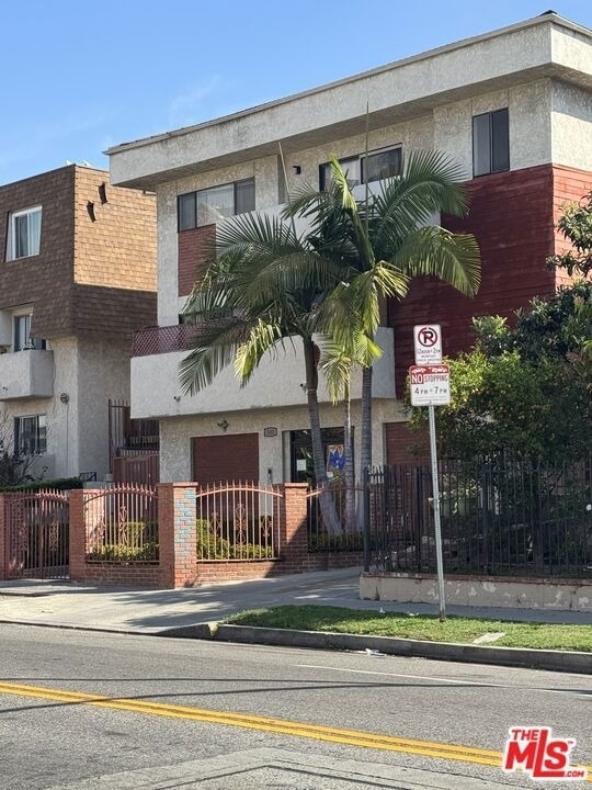 142 S Normandie Avenue - Photo 8