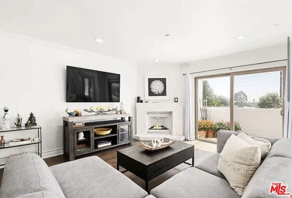 1621 Barry Avenue - Photo 1