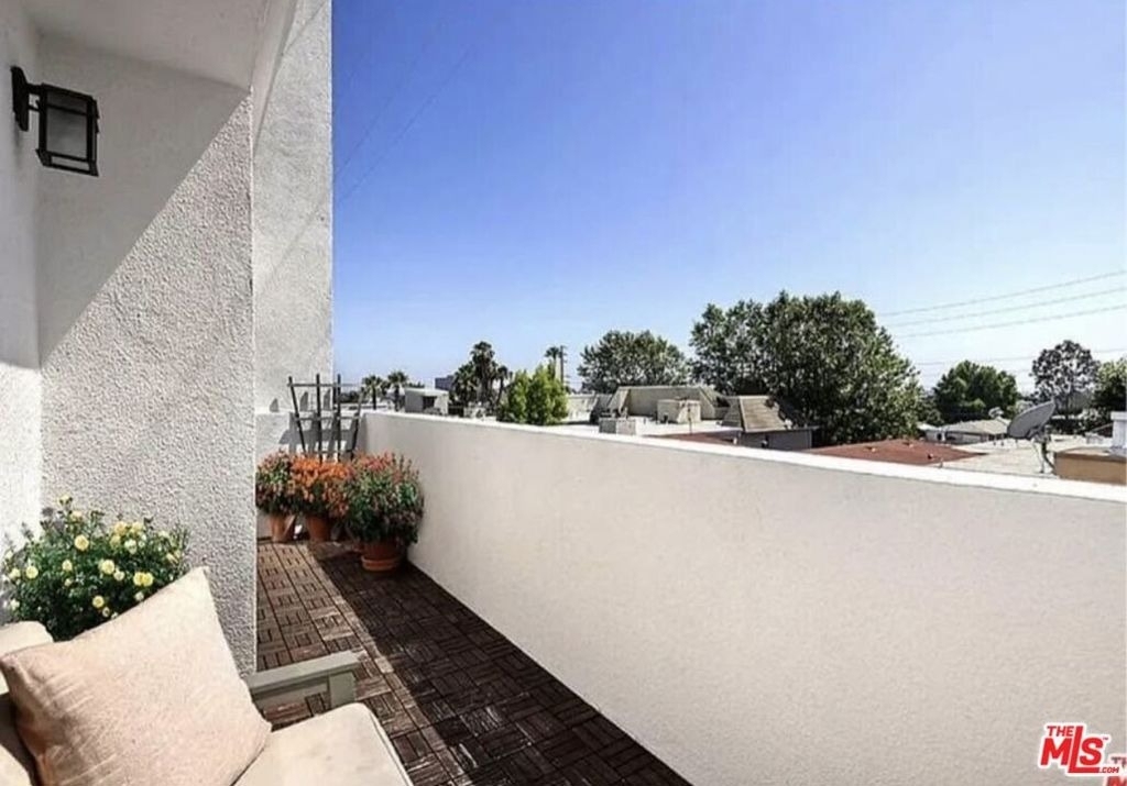 1621 Barry Avenue - Photo 4