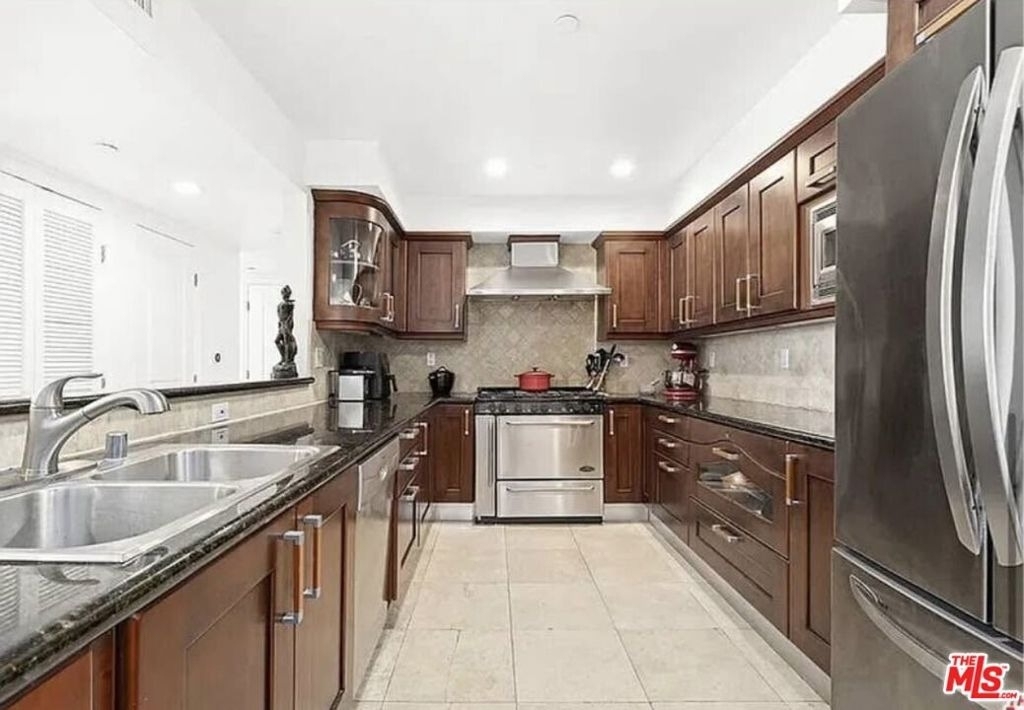 1621 Barry Avenue - Photo 3