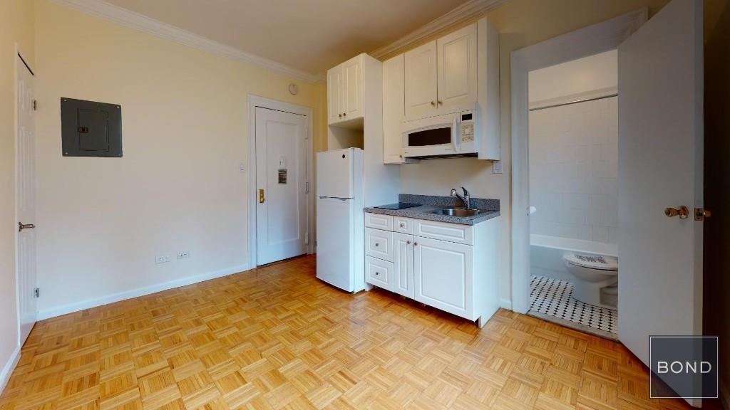 305 West 45th Street Apartment 6K - Photo 0