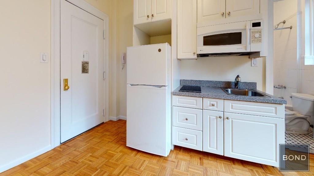 305 West 45th Street Apartment 6K - Photo 1