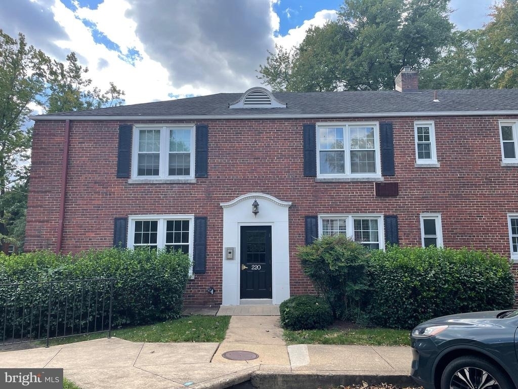 220 N Thomas Street - Photo 0