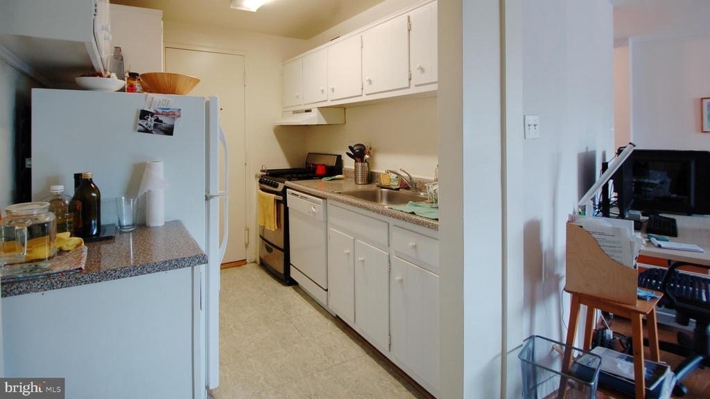 10201 Grosvenor Place - Photo 4
