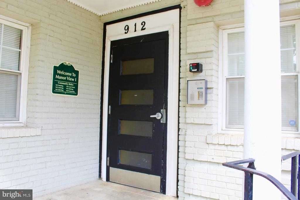 912 Barnaby Street Se - Photo 2