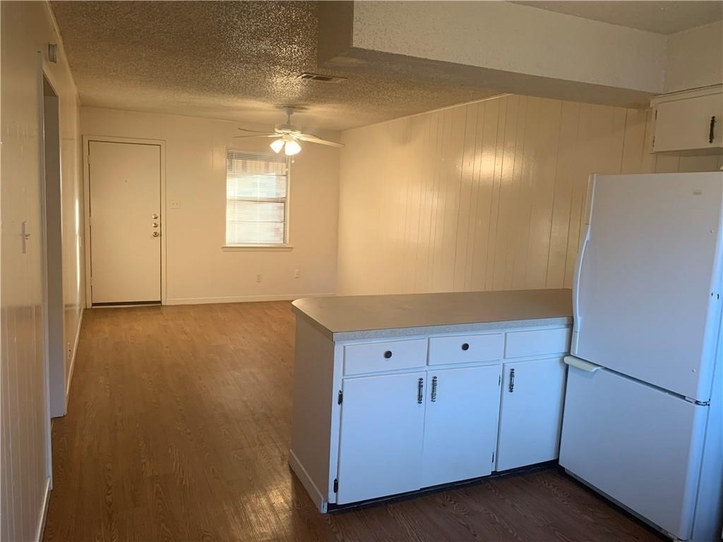 908 Emile St - Photo 3