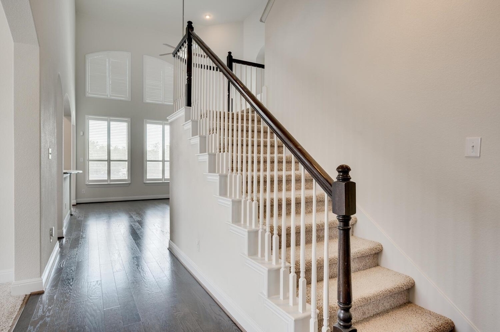 845 Richardson Ln - Photo 4
