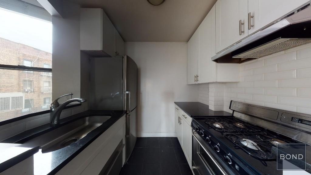 240 Waverly Place - Photo 2