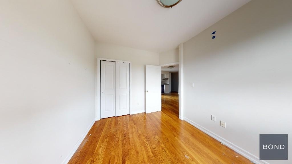 240 Waverly Place - Photo 4