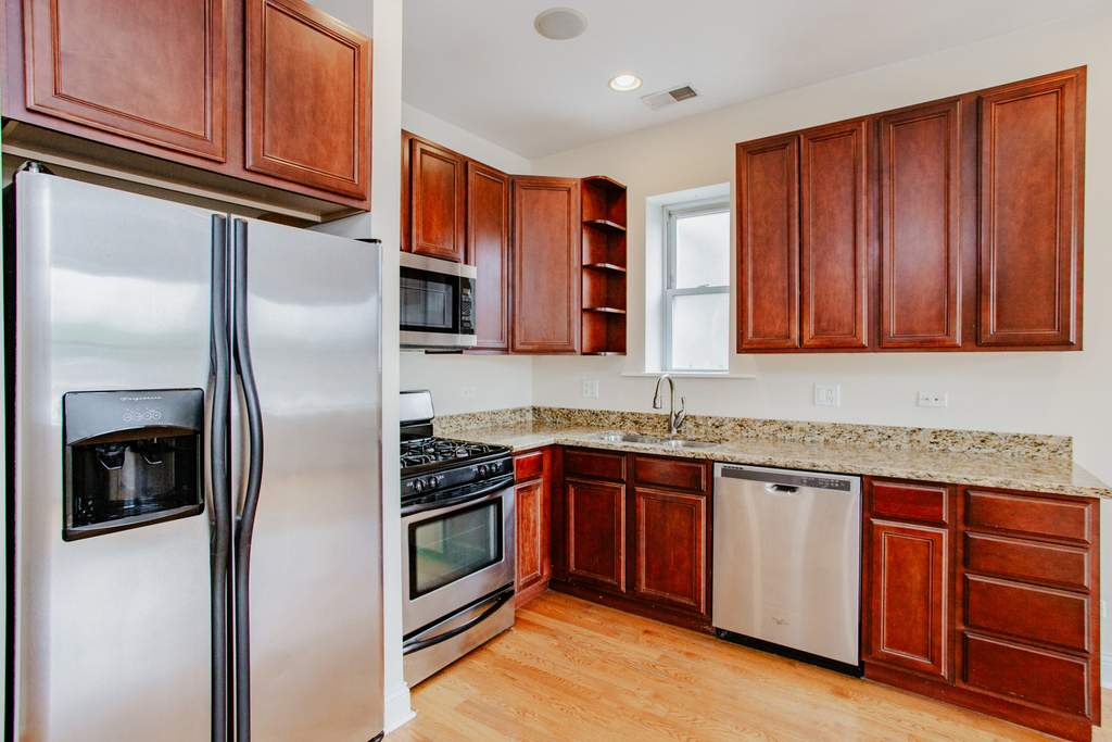 6150 N Ravenswood Avenue - Photo 1