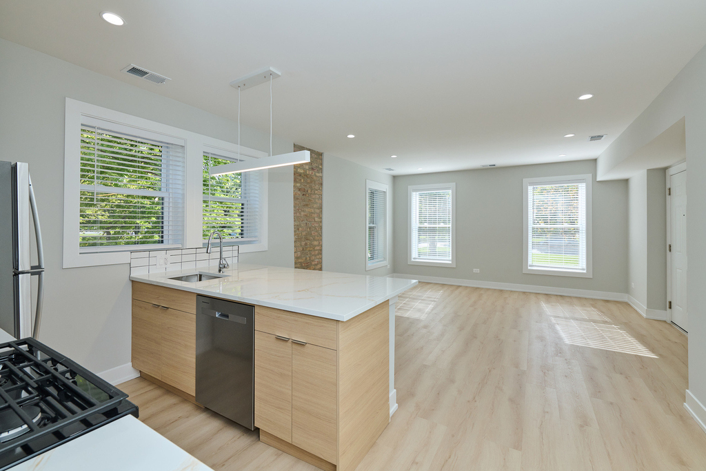 2127 S Marshall Boulevard - Photo 8