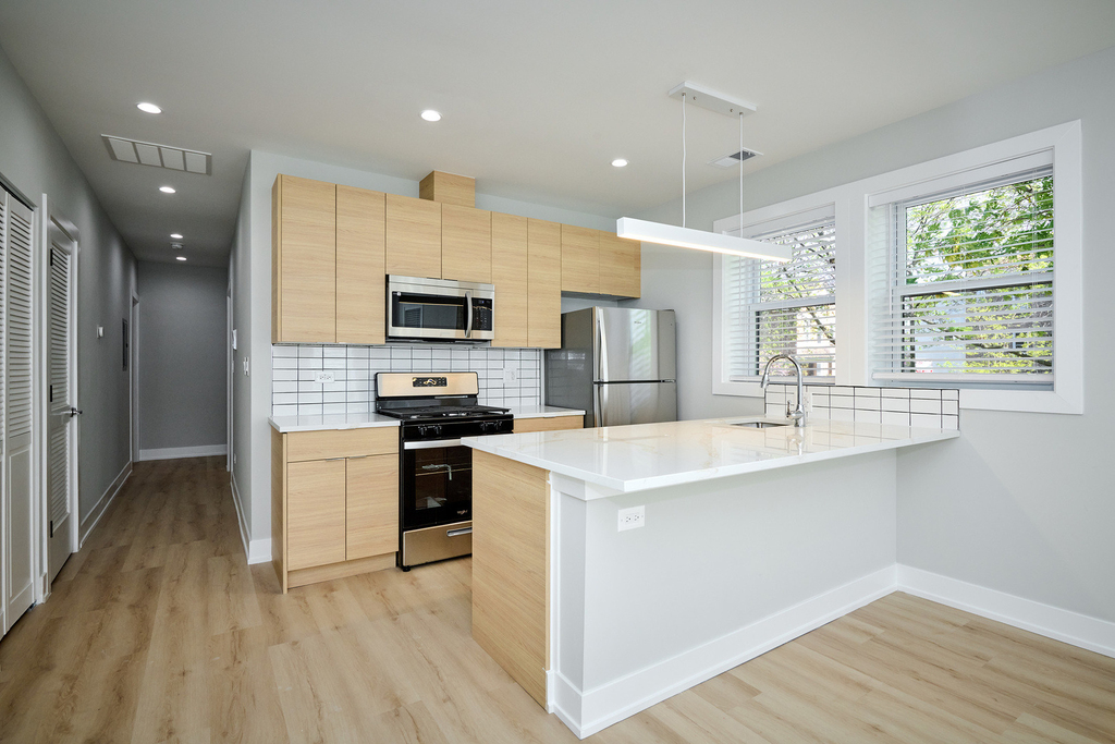 2127 S Marshall Boulevard - Photo 3