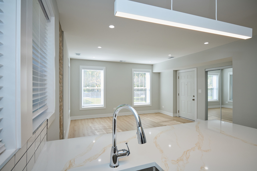 2127 S Marshall Boulevard - Photo 7