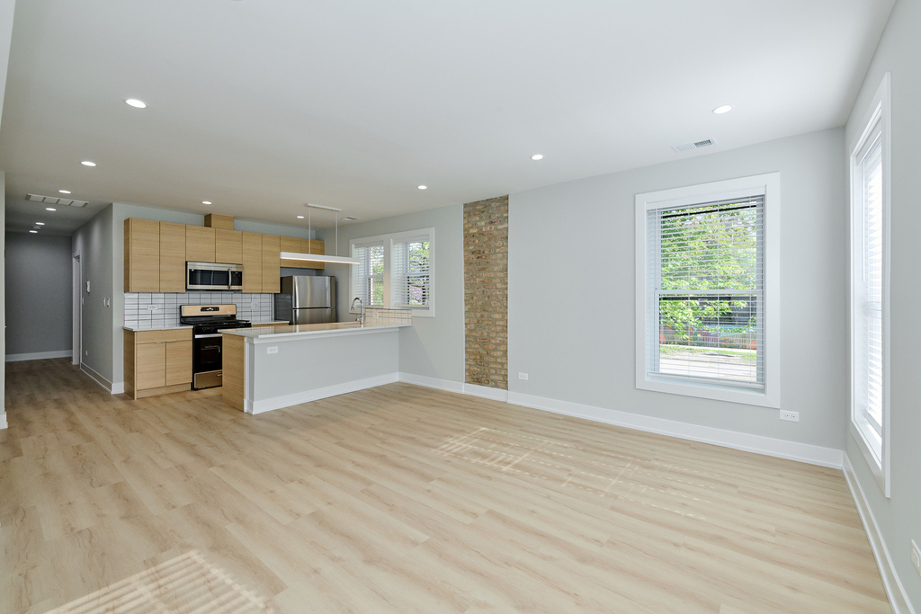 2127 S Marshall Boulevard - Photo 5