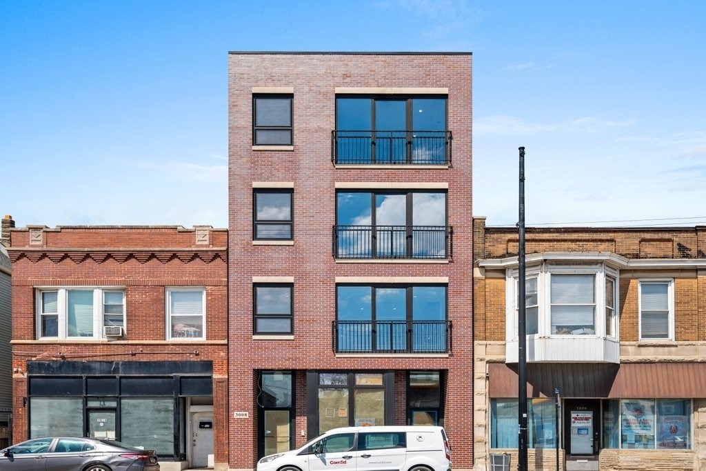 3008 W Belmont Avenue - Photo 0