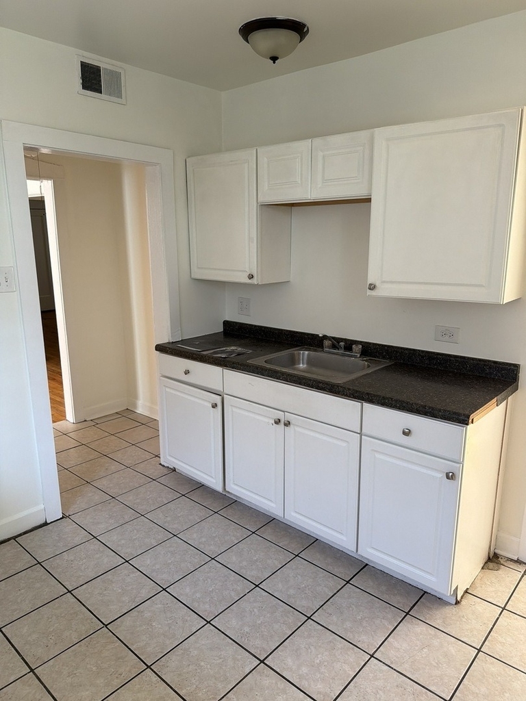 7741 S Yates Boulevard - Photo 15