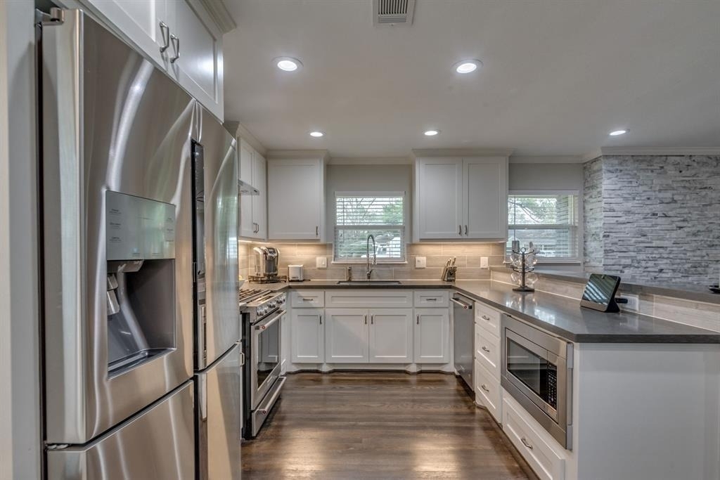 331 W 30th Street - Photo 5