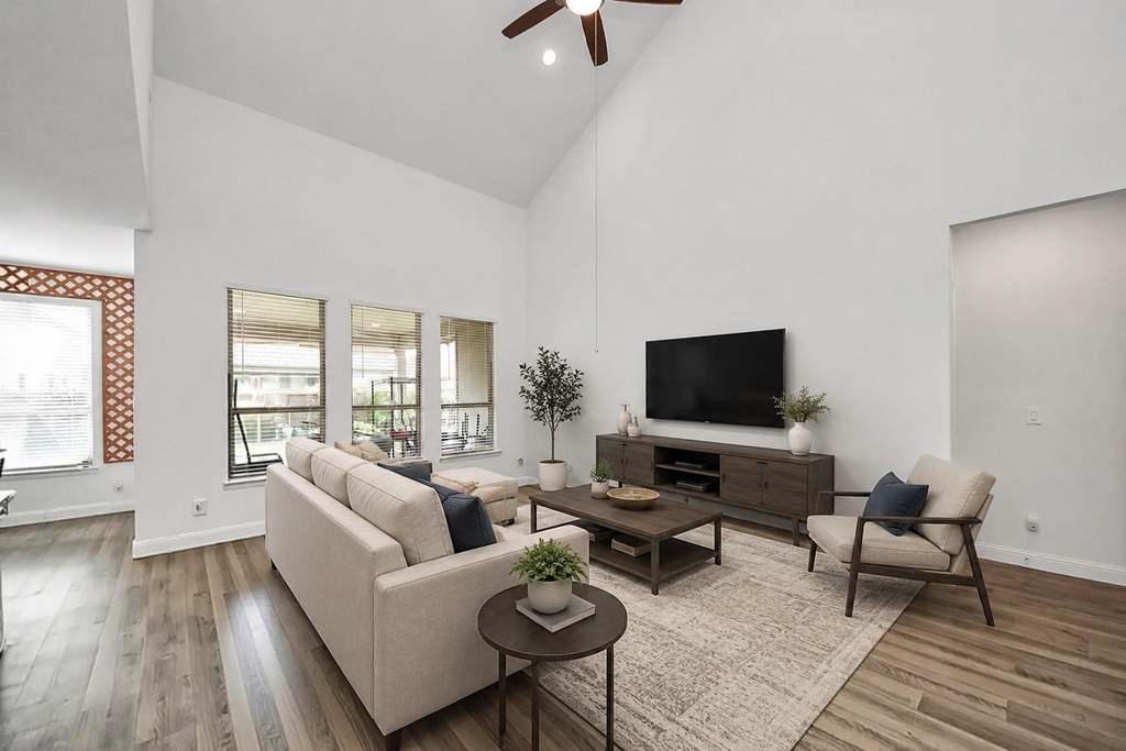 606 Round Lake Drive - Photo 3