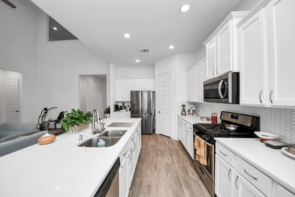 606 Round Lake Drive - Photo 11