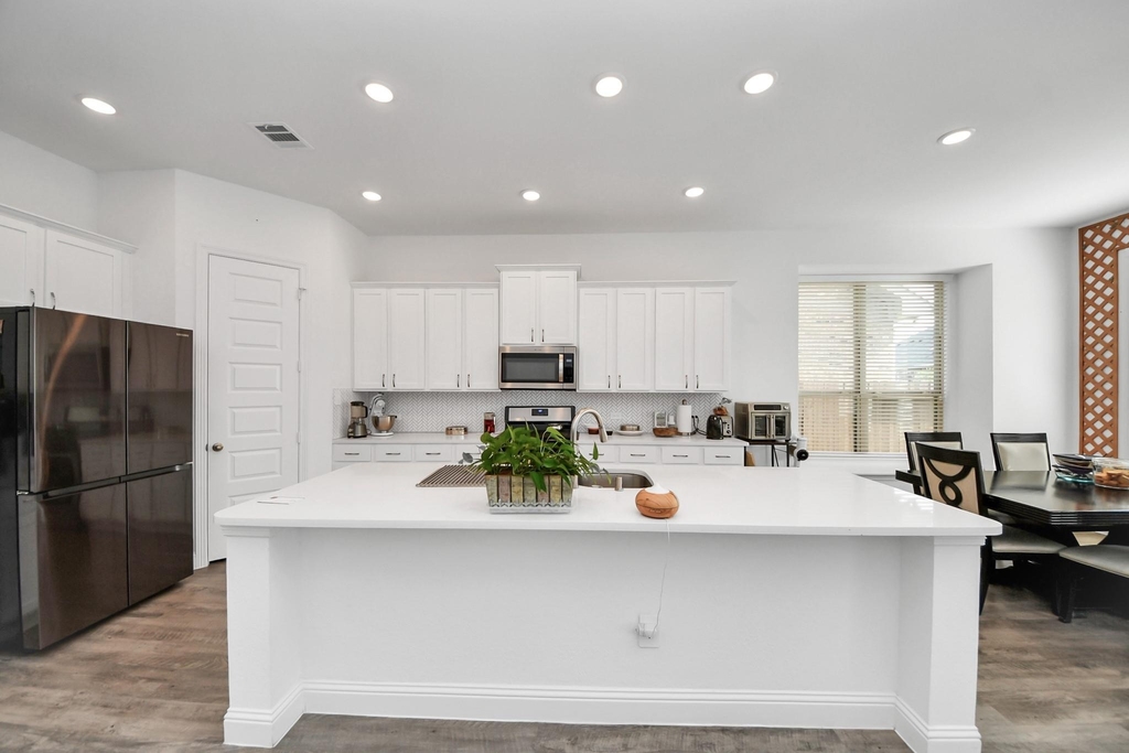 606 Round Lake Drive - Photo 8