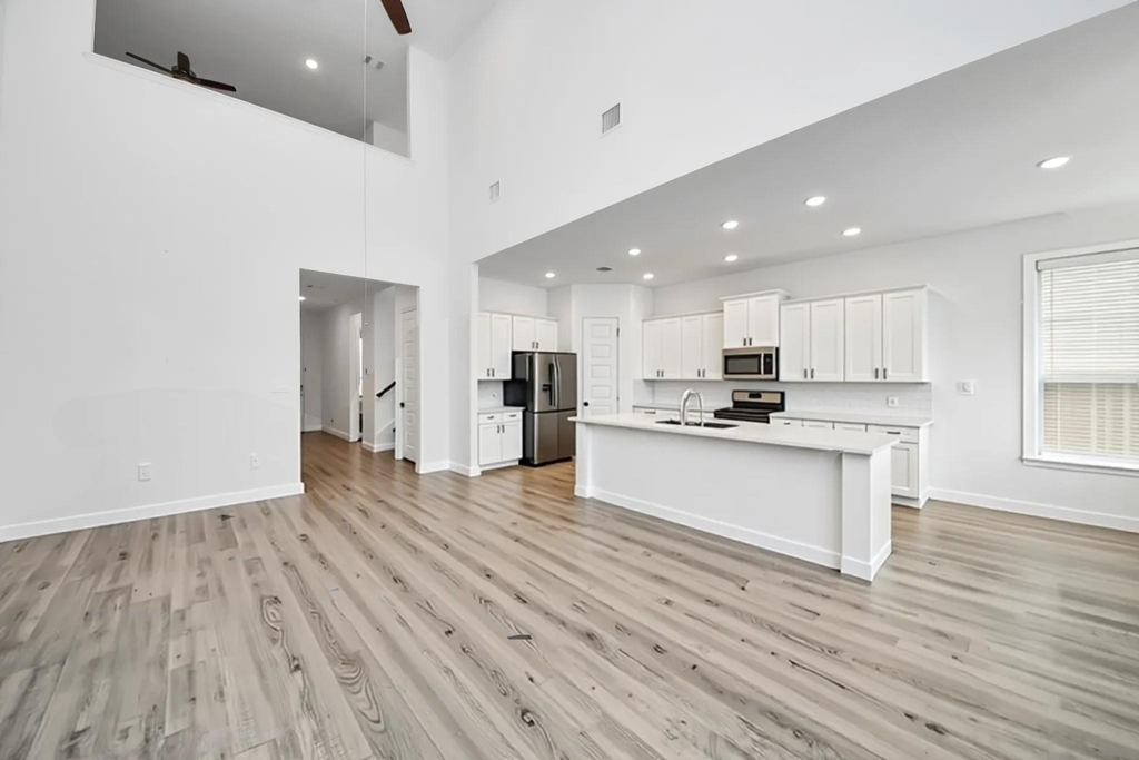 606 Round Lake Drive - Photo 5