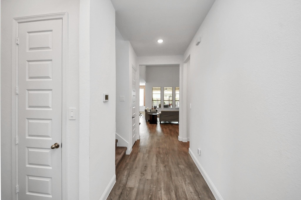 606 Round Lake Drive - Photo 2