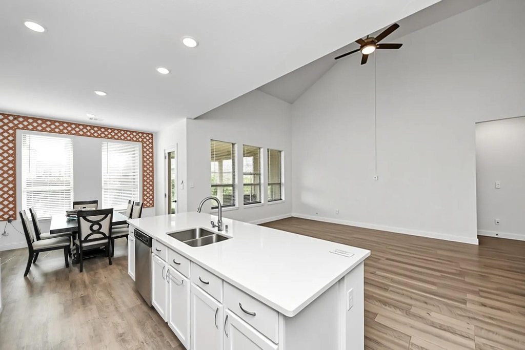 606 Round Lake Drive - Photo 7