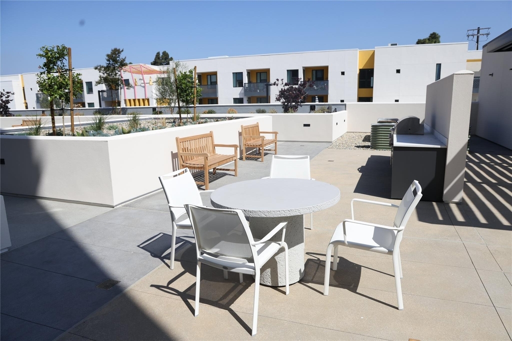 305 E Street - Photo 2