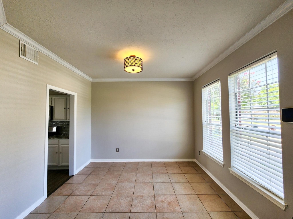 2412 N Mission Circle - Photo 3