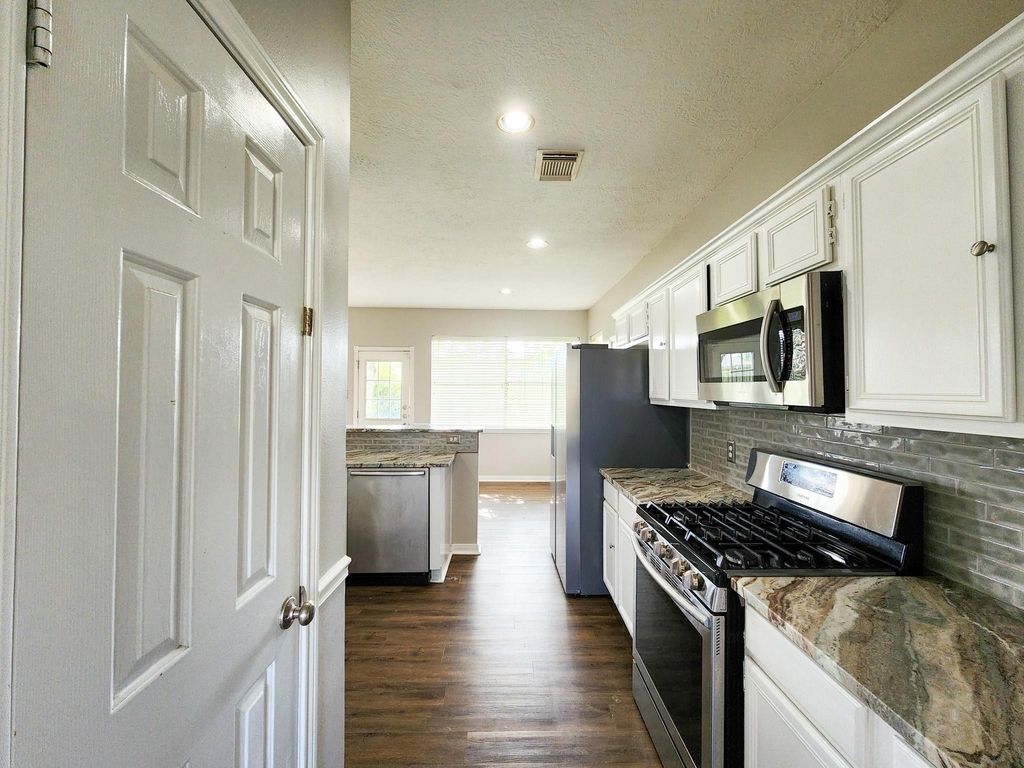2412 N Mission Circle - Photo 6