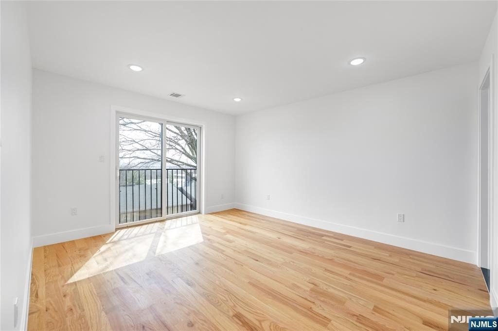 270 Lafayette - Photo 2