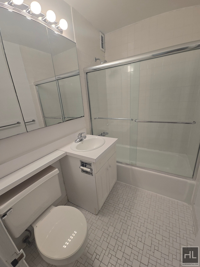 West 52nd Street - Photo 4