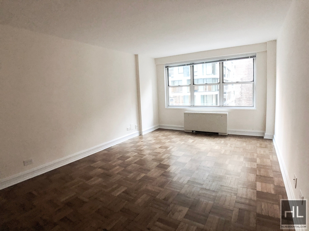 Eighth Avenue - Photo 1