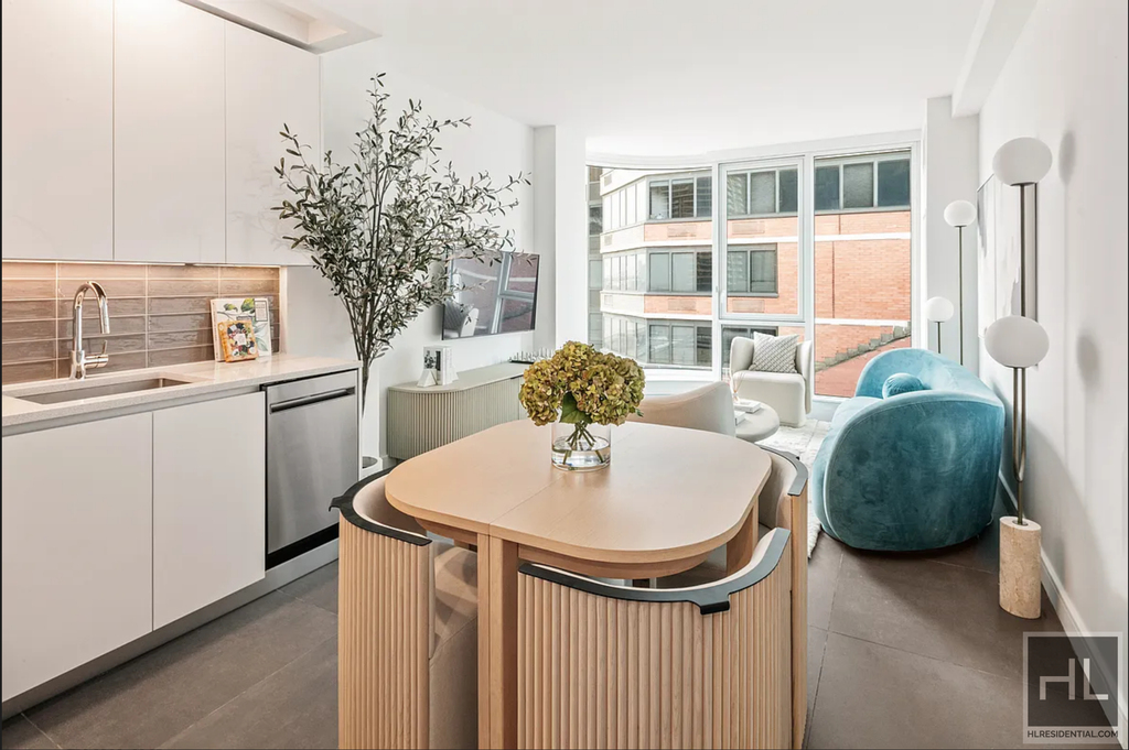 1st Avenue - Photo 6