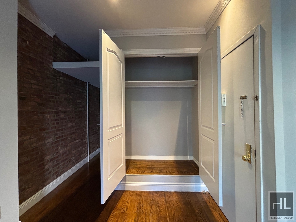 Tenth Avenue - Photo 5