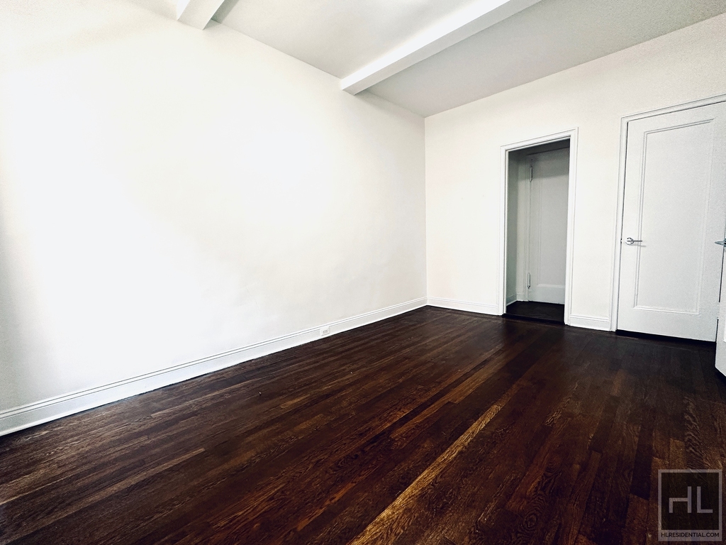 East 46 Street - Photo 3