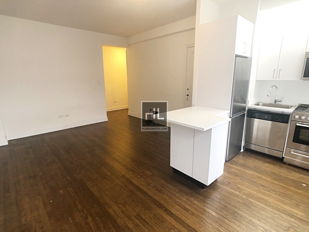 East 46 Street - Photo 1