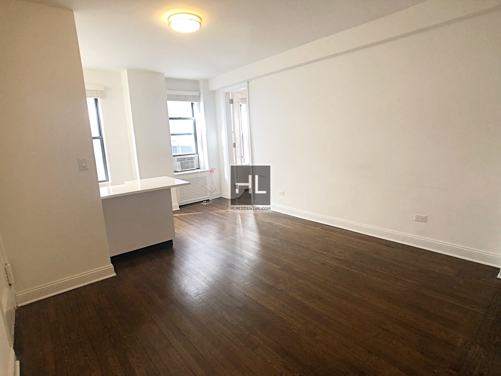 East 46 Street - Photo 0