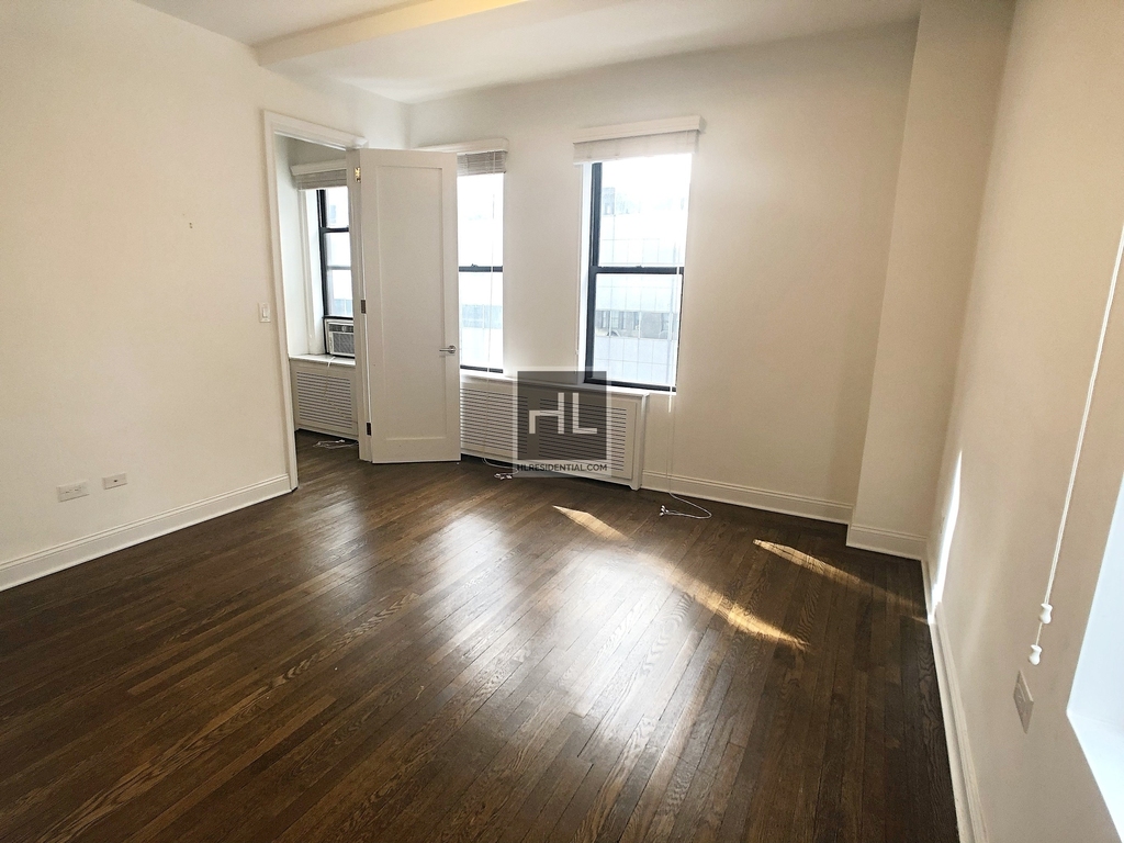 East 46 Street - Photo 2