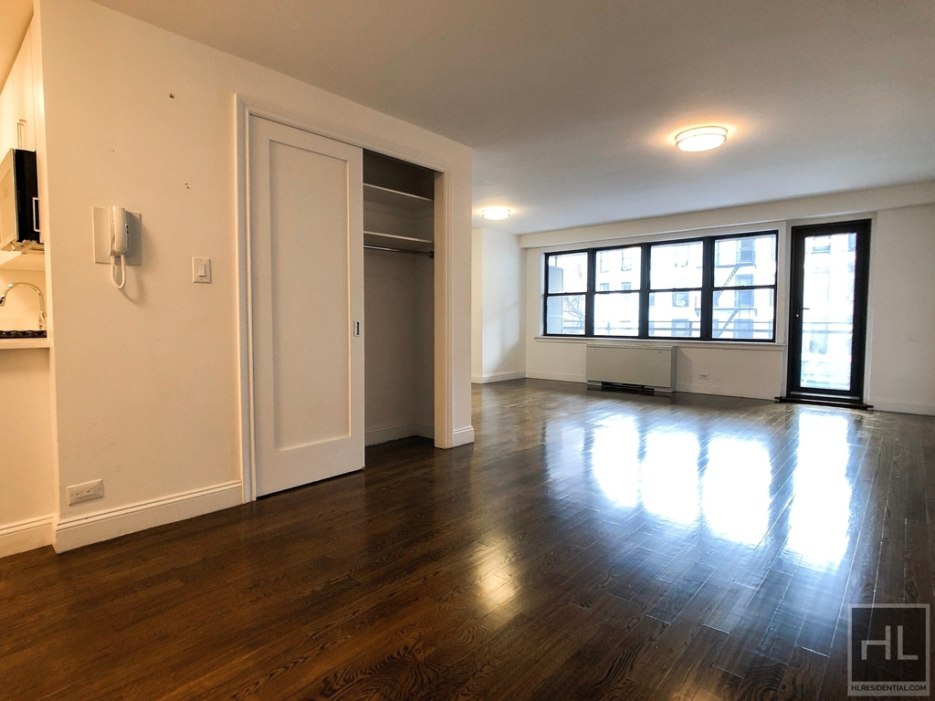 E 82 St - Photo 1