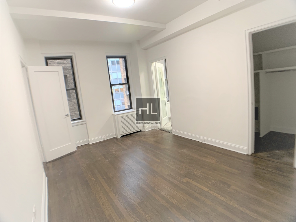East 46 Street - Photo 1