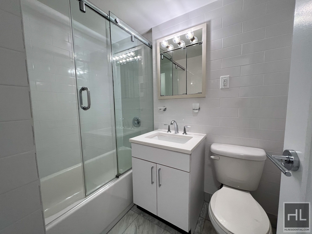 E 16 St - Photo 3