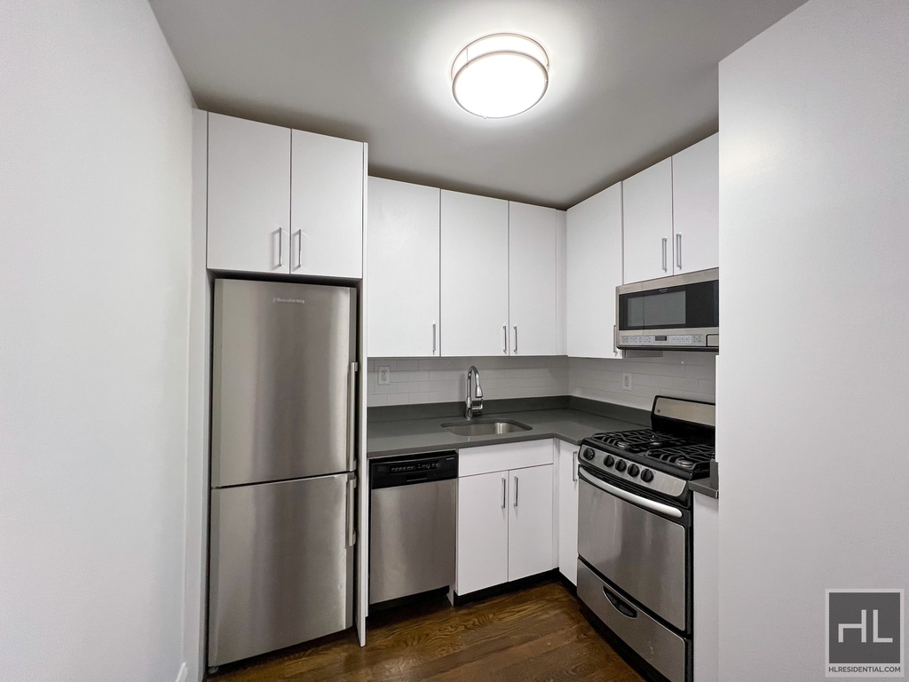 E 16 St - Photo 1