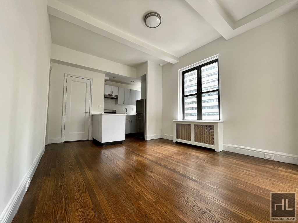 East 46 Street - Photo 0