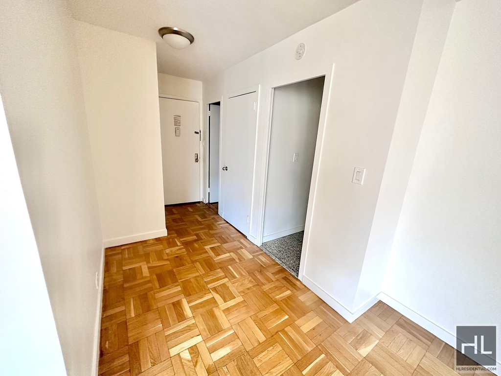 Fourth Avenue - Photo 3